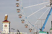 Paulaner Turm und Riesenrad (©Foto: Marikka-Laila Maisel)
